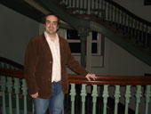 Patrick McGraw devant le Grand Escalier du Pavillon Jean-Olivier Briand qui abrite le Grand Séminaire