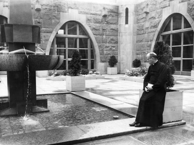 Le cloître du Grand Séminaire en 1959 devenu le Pavillon Casault de l'Université Laval en 1979