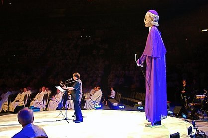 Robert Lebel interprétant, accompagné d`une marionnette géante, le chant-thème de l`Année jubilaire François de Laval 2008 à l`ouverture du 49e Congrès eucharistique international tenu à Québec du 18 au 22 juin 2008 Robert Lebel interprétant, accompagné d`une marionnette géante, le chant-thème de l`Année jubilaire François de Laval 2008 à l`ouverture du 49e Congrès eucharistique international tenu à Québec du 18 au 22 juin 2008