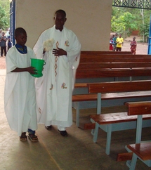 Bénédiction ds bancs par le directeur l`abbé Modeste Kambou Bénédiction ds bancs par le directeur l`abbé Modeste Kambou