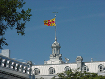 Le drapeau du Séminaire de Québec sur le Pavillon Camille-Roy Le drapeau du Séminaire de Québec sur le Pavillon Camille-Roy