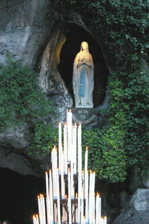 La grotte de la Vierge à Lourdes La grotte de la Vierge à Lourdes