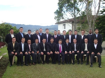 II teologia Seminario Nacional Cristo Sacerdote : Jose est le troisième en partant de la gauche sur la dernière rangée et Fernando se trouve sur la même rangée le troisième à partir de la droite.