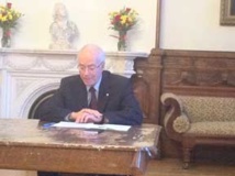 Le supérieur général s'adressant aux prêtres