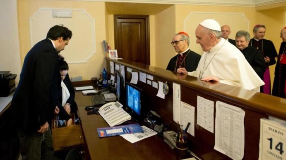 Le pape François réglant l'addition où il logeait à Rome avant d'être élu pape. Le pape François réglant l'addition où il logeait à Rome avant d'être élu pape.