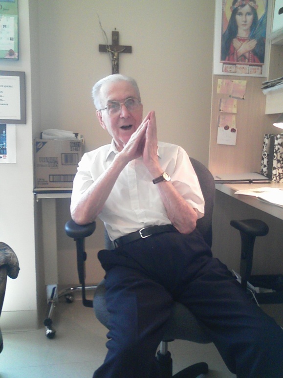 L'abbé René Malouin à son bureau à la Résidence Cardinal-Vachon en 2012