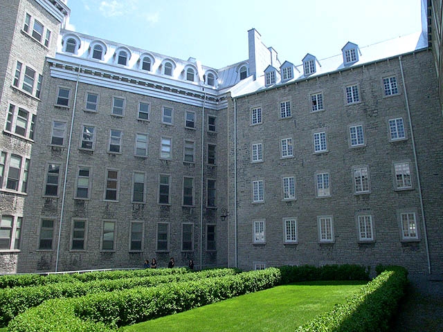 Jardin français avec vue sur le Vieux Séminaire et le Pavillon Jean-Olivier-Briand