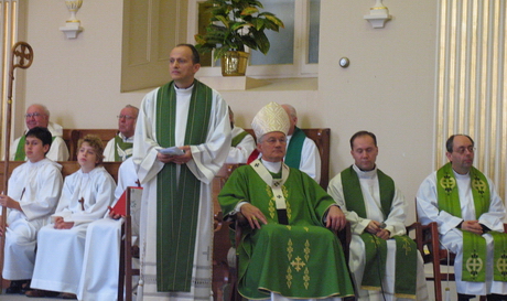 L`abbé Jimmy Rodrique avec l`abbé Ghislain Roy, curé et l`abbé Benoît Morin lors de l'installation de l`abbé Roy comme curé à Beauceville par le cardinal Ouellet
