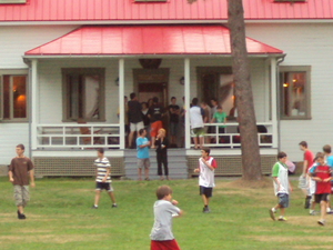 Petits séminaristes au jeu à Petit Cap (20 août 2010)